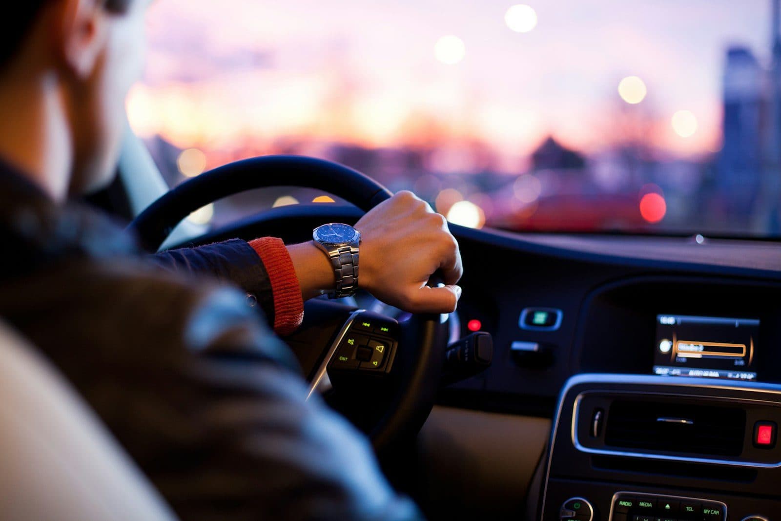 Conducteur au volant, gestion de l'activité en mobilité