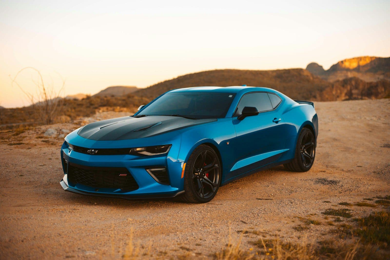 Coupé sport bleu au coucher du soleil, photo d'annonce